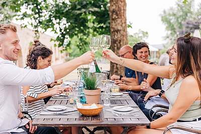 Schloss_Vollrads_Gutsrestaurant_Terrasse_anstossen