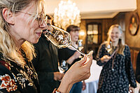 Schloss_Vollrads_Ledertapetenzimmer_Weinglas_Weinprobe