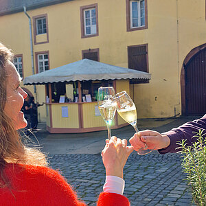 Schloss_Vollrads_Gläser_Anstoßen