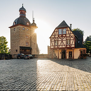 Schloss_Vollrads_Hof_Herbst_Sonne_Lesezeit