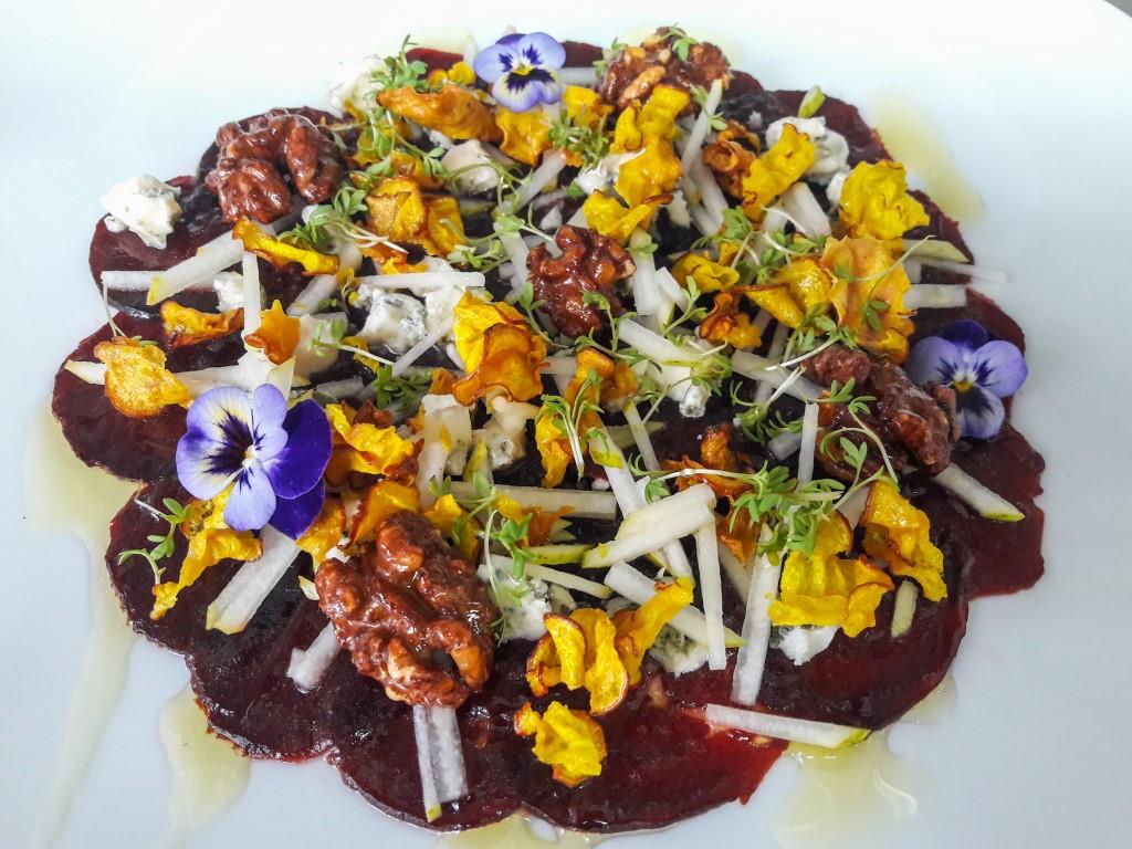 Rote Beete Carpaccio mit Apfelvinaigrette, Blauschimmelkäse und ...